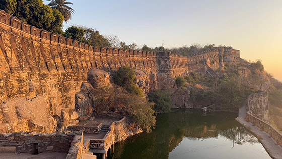 Fort Chittorgarh oświetlony popołudniowym słońcem